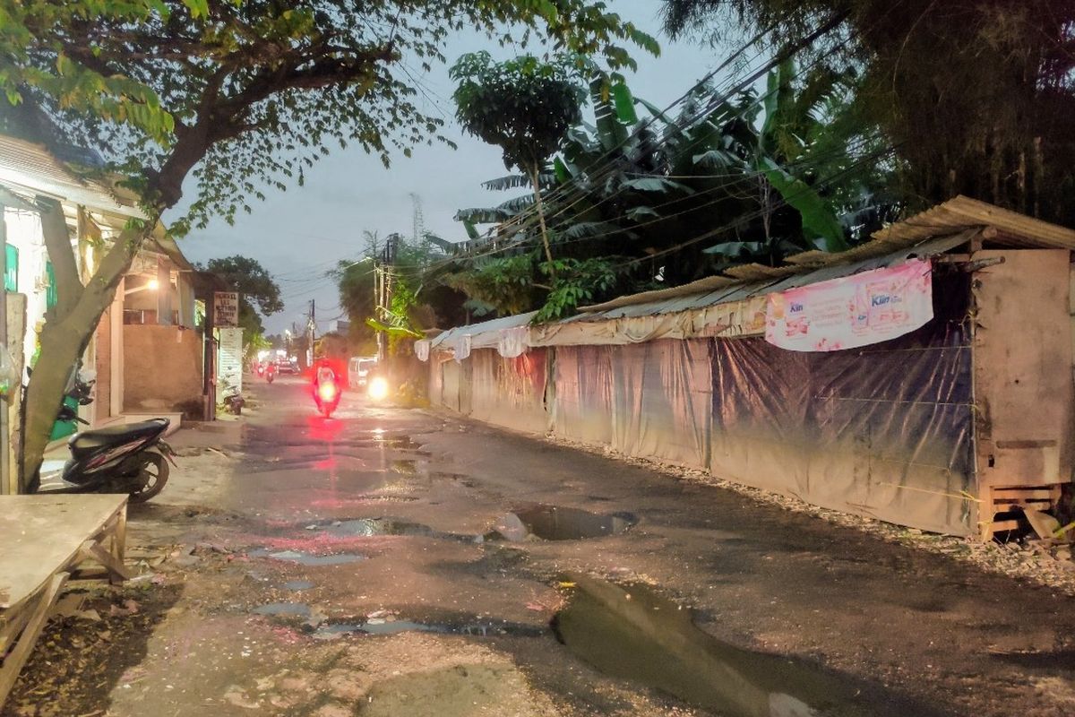 Jalan Setiabudi, Pondok Aren, Tangerang Selatan rusak dan berlubang akibat hujan deras bebarapa waktu terakhir.