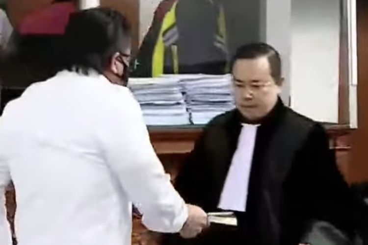 Mantan Kepala Divisi Profesi dan Pengamanan (Kadiv Propam) Polri Ferdy Sambo menyerahkan buku hitam yang biasa ia pegang kepada koordinator tim penasihat hukumnya, Arman Hanis ketika masih di ruang sidang Pengadilan Negeri (PN) Jakarta Selatan, Senin (13/2/2023).