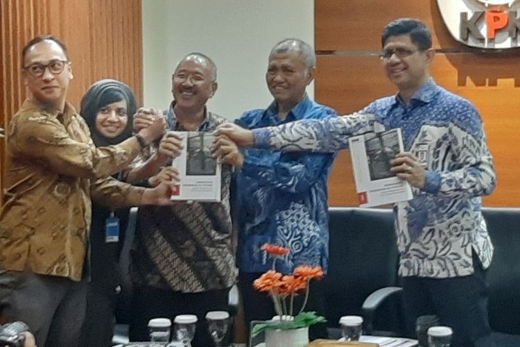 Ketua KPK Agus Rahardo dan Wakil Ketua KPK Laode M Syarif berfoto bersmaa tim penyusun buku Menggagas Perubahan UU Tipikor: Kajian Akademik dan Draf Usulan Perubahan di Gedung Merah Putih KPK, Kamis (19/12/2019).