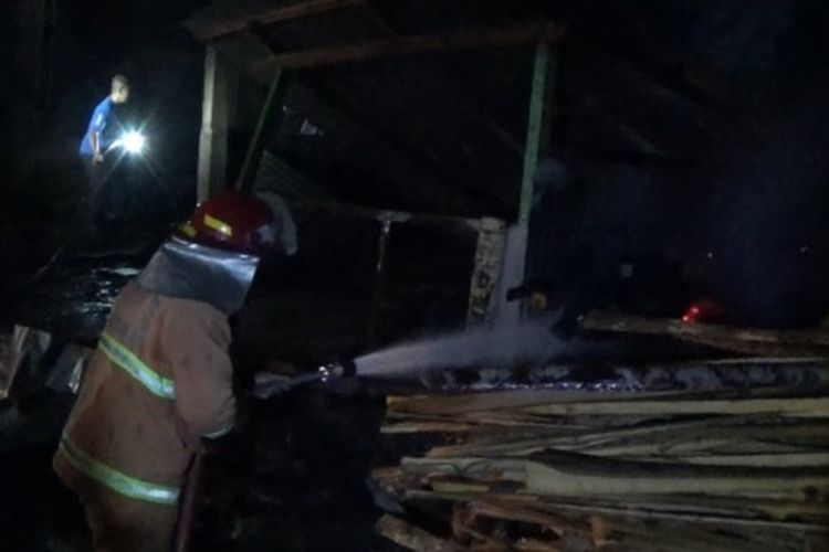Karyawan lupa mematikan tungku tempat memask air, sebuah pabrik kerupuk di Kabupaten Magetan ludes terbakar. Pemadan kebakaran mengerahkan 3 mobil damkar untuk menjinakkan api. Api berhasil dipadamkan setelah 2 jam upaya menjinakkan api.