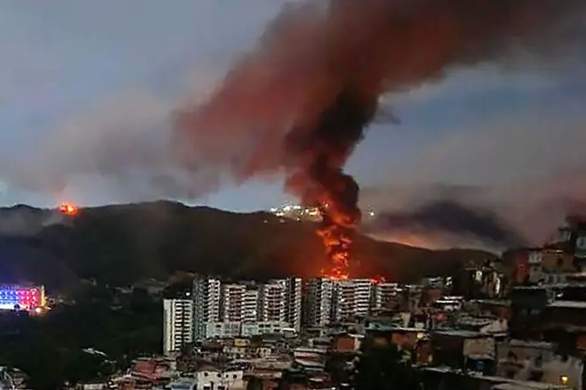 Kebakaran di Fuerte Tiuna, kompleks militer terbesar Venezuela, terlihat dari kejauhan, Sabtu (3/1/2026).