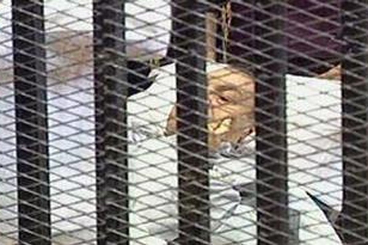 Mantan Presiden Mesir Hosni Mubarak diadili dengan berbaring di atas brankar dan di dalam kerangkeng di Kairo, Mesir, Rabu (3/8/2011). 