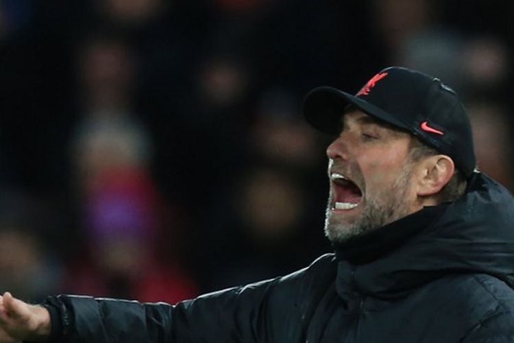 Pelatih Liverpool Juergen Klopp memberikan instruksi dalam laga tunda Liga Inggris melawan Leeds United di Stadion Anfield pada Kamis (24/2/2022) dini hari WIB.