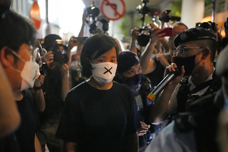 Seorang petugas polisi meminta seorang aktivis pro-demokrasi untuk meninggalkan Taman Victoria Hong Kong, Sabtu, 4 Juni 2022. 