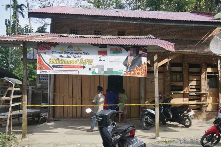 Rumah tempat penemuan mayat perempuan yang dikubur dengan karung telah dipasang garis polisi, di Gampong Meunasah Pulo Loih, Kecamatan Titeu, Kabupaten Pidie, Aceh, Jumat (12/1/2024).