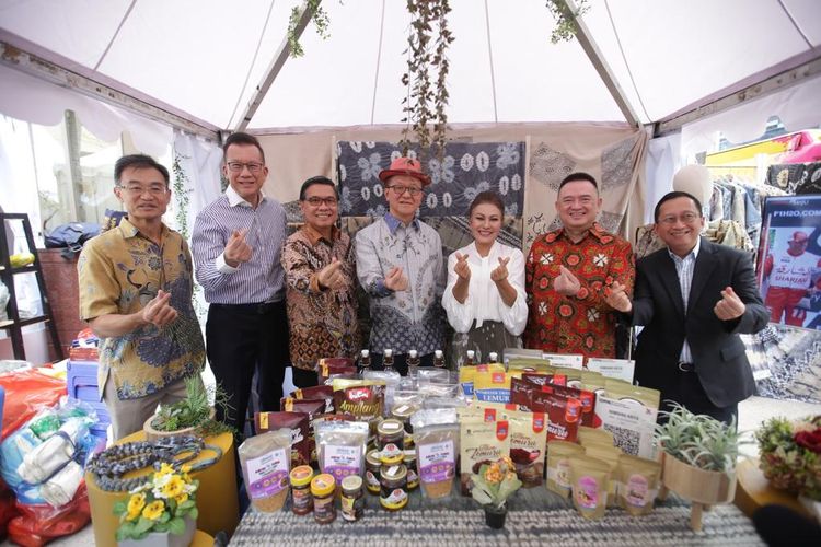 Board Member Sinar Mas Franky Oesman Widjaja (tengah) dan Ketua Umum Eka Tjipta Foundation Hong Tjhin (kedua dari kanan) mengunjungi anjungan mitra binaan Sinar Mas dalam Tjipta UMKM Fair 5.0 di Jakarta, Minggu (3/9/2023).