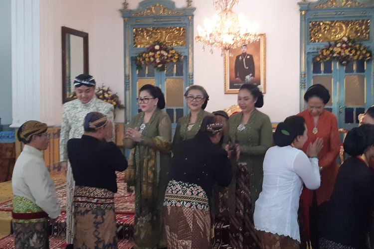 Momen Halalbihalal PB XIV Purboyo Bersama Abdi Dalem di Keraton Surakarta
