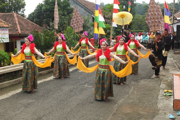 Pertunjukan kesenian tari di Desa Wisata Cibuntu, Kabupaten Kuningan, Jawa Barat.