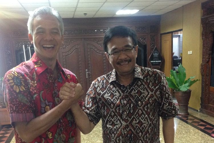 Gubernur Jateng Ganjar Pranowo dan Wagub DKI Jakarta Djarot Saiful Hidayat bersalaman dengan mengepalkan tangan, Jumat (3/3/2017).