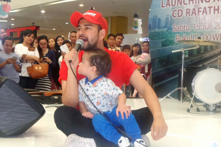 Pembawa acara Raffi Ahmad bersama putranya, Rafathar Malik Ahmad saat diabadikan di kawasan Cinere, Jawa Barat, Sabtu (15/7/2017).