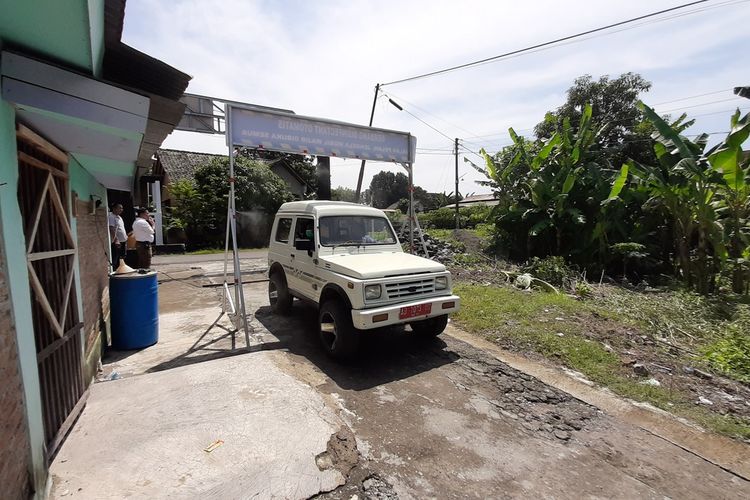 Memasuki Jalan Mbelik dusun Kalipakis RT07, Tirtonirmolo, Kecamatan Kasihan, Kabupaten Bantul, Yogyakarta,