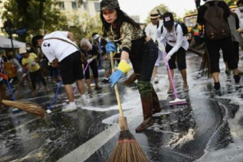 Pengunjuk Rasa di Bangkok Bersih-bersih Jelang HUT Raja
