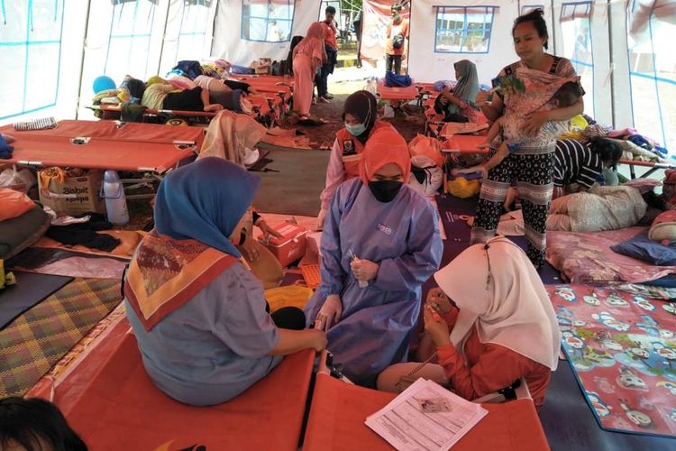 Tenaga kesehatan melayani para pasien di titik pengungsian gempa Cianjur, Jawa Barat. 