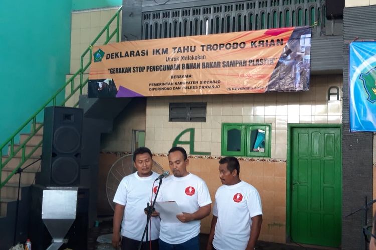 Tiga perwakilan pengusaha tahu mendeklarasikan diri untuk tidak lagi menggunakan limbah plaatik impor untuk memproduksi tahu saat menggelar acara deklarasi Stop Penggunaan Bahan Bakar Sampah Plastik di Desa Tropodo, Kecamatan Krian, Sidoarjo, Jawa Timur, Selasa (26/11/2019).