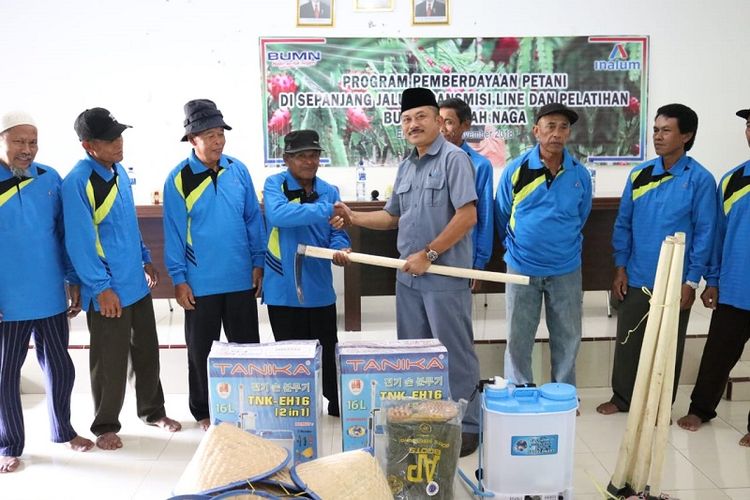 Inalum salurkan bantuan berupa alat pertanian kepada 25 petani Desa Empat Negeri, Kecamatan Lima Puluh, Kabupaten Batu Bara, Sumatera Utara, Selasa (13/11/2017).