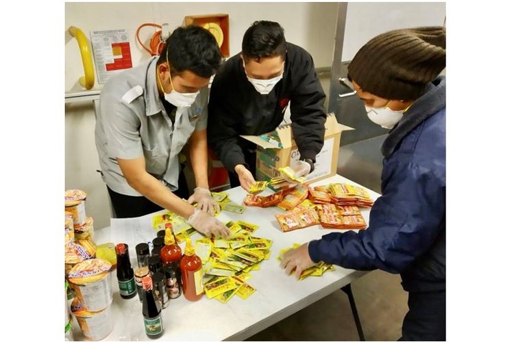 Tangkapan layar foto makanan dan minuman kemasan yang tengah disortir oleh anak buah kapal Diamond Princess.