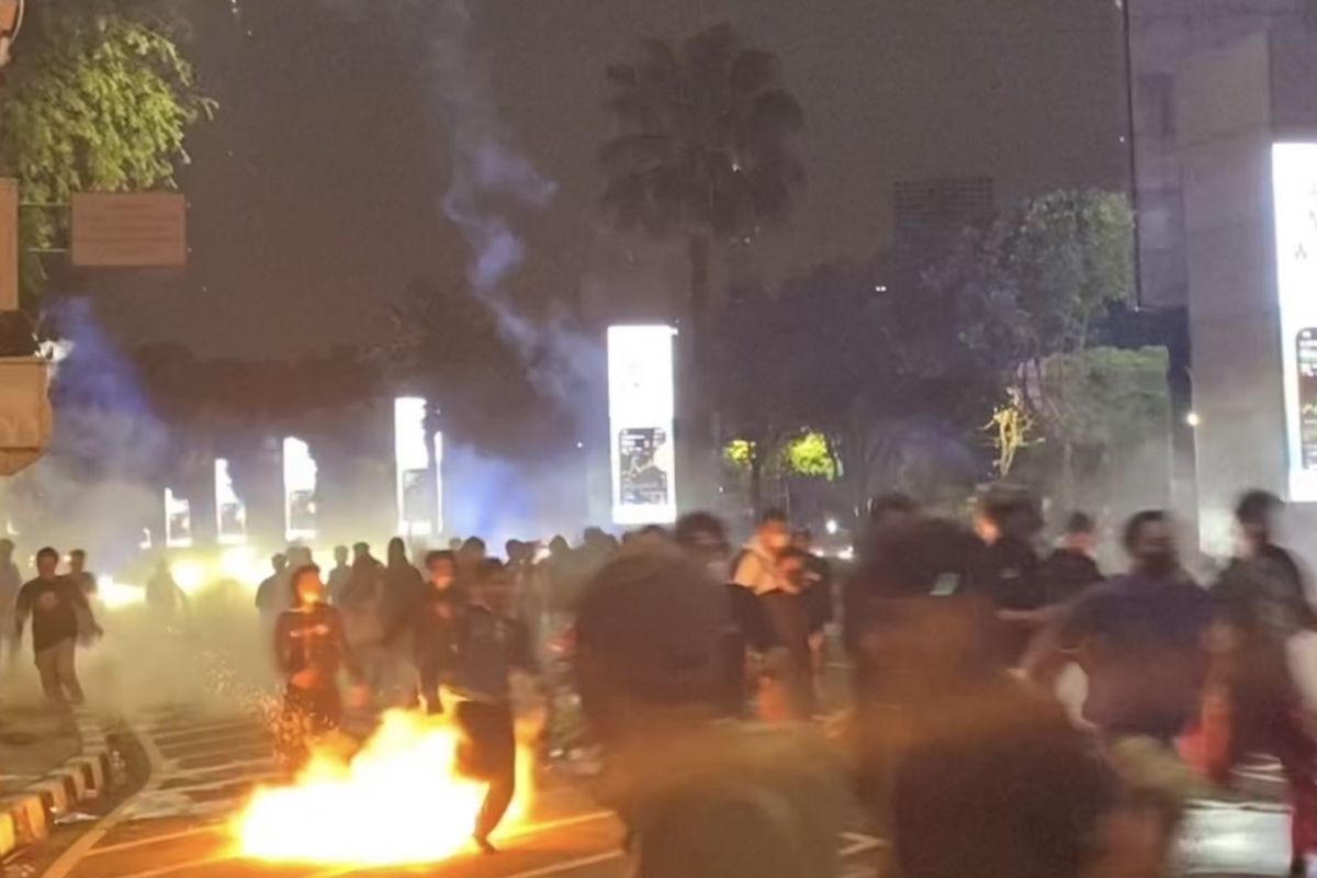 Pos Polisi Lantas Dibakar Massa di Simpang 4 BI Telanaipura Jambi