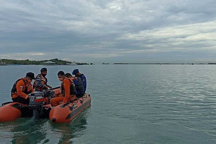 Proses pencarian korban hilang saat menyelam mencari aki di galangan kapal milik persuahaan di Puloampel, Kabupaten Serang, Banten