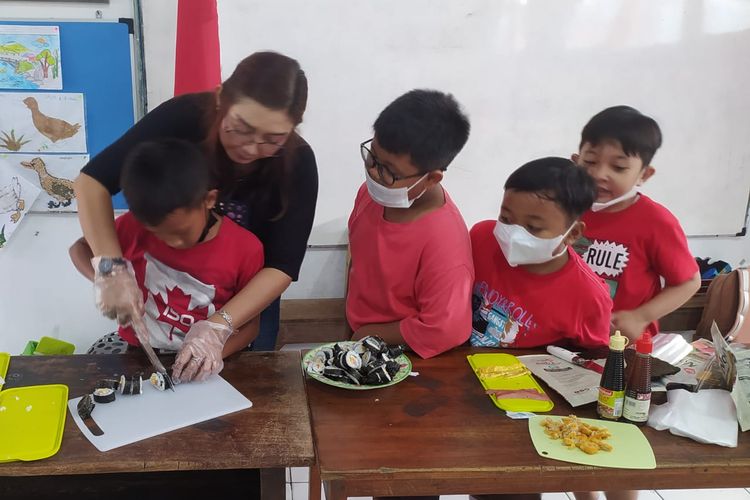 Salah satu orangtua murid pada sesi cooking class di acara Parents Participation di SDK Sorowajan Bantul DIY, Kamis (24/11/2022) dalam rangka Hari Guru Nasional 2022.