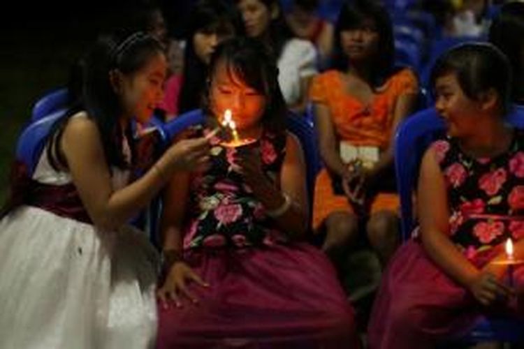 Anak-anak memegang lilin saat merayakan natal bersama Bupati Malinau di gereja Desa Sungai Barang, Kayan Selatan, 3 Desember 2014. Sungai Barang merupakan salah satu desa yang terletak di perbatasan Indonesia - Malaysia. 