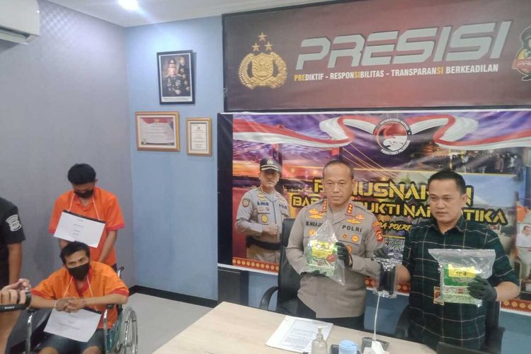 SU (39) dan AM (29) dua pelaku penyelundupan sabu sebanyak 2 kilogram asal Malaysia saatberada di Polrestabes Palembang, Rabu (2/11/2022).