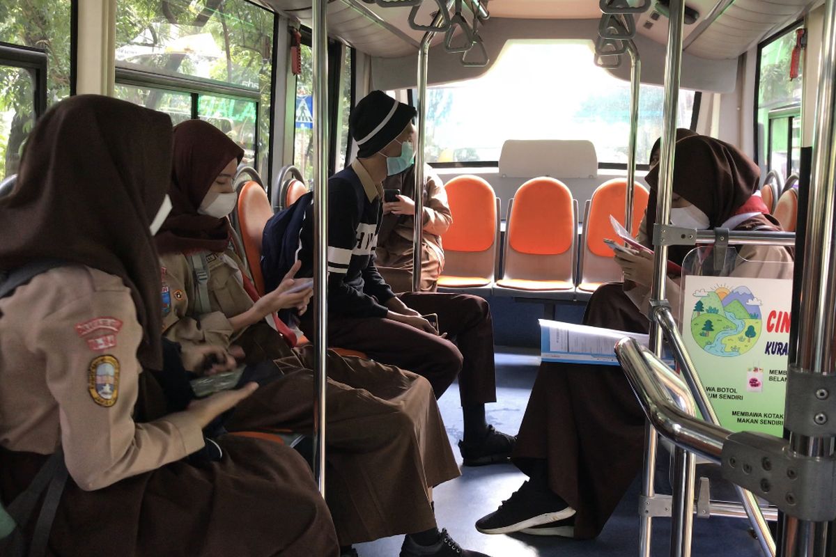 Sejumlah siswa SMK Negeri 15 Jakarta memilih untuk pulang untuk naik bus sekolah seusai uji coba belajar tatap muka pada Rabu (7/4/2021) siang.