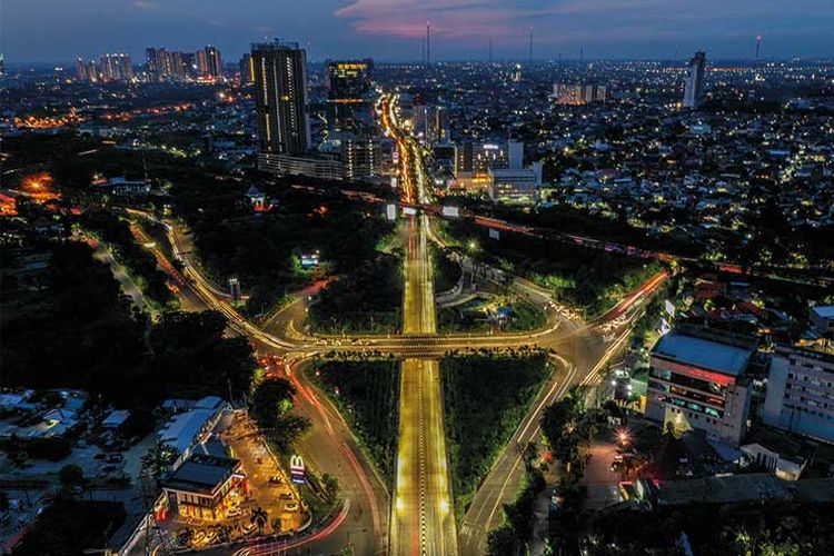 Kota Surabaya pada malam hari. 