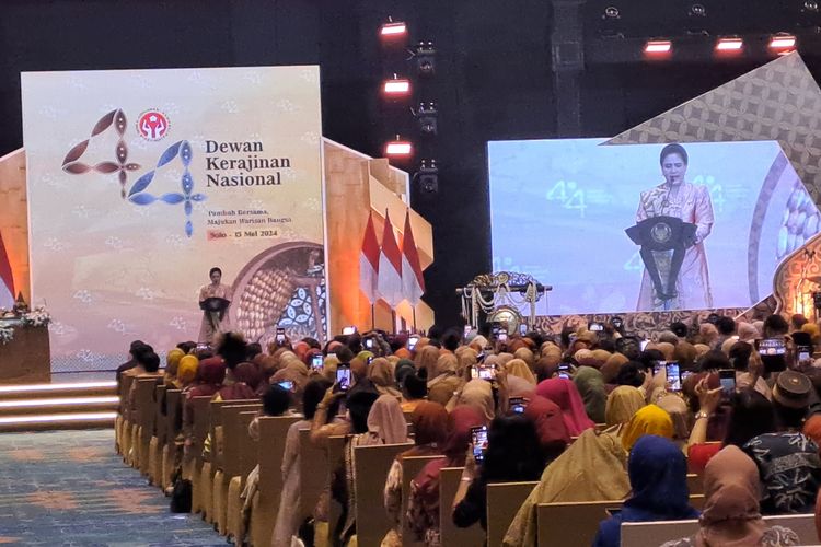 Ibu Negara Iriana Jokowi menghadiri HUT ke-44 Dewan Kerajinan Nasional (Dekranas) di Kota Solo, Jawa Tengah (Jateng).