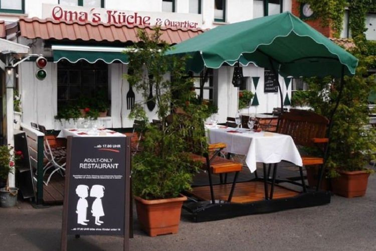 Restoran Omas Kuche yang terletak di Jerman ini merilis peraturan yang melarang anak di bawah usia 14 tahun untuk masuk setelah pukul 17.00.