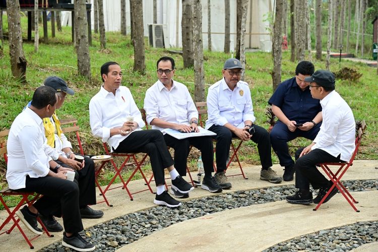 Presiden Joko Widodo bersama sejumlah menteri Kabinet Indonesia Maju saat sarapan bersama sebelum melakukan kegiatan di hari ketika kunjungan ke Ibu Kota Nusantara (IKN) di Kalimantan Timur, Sabtu (23/9/2023).