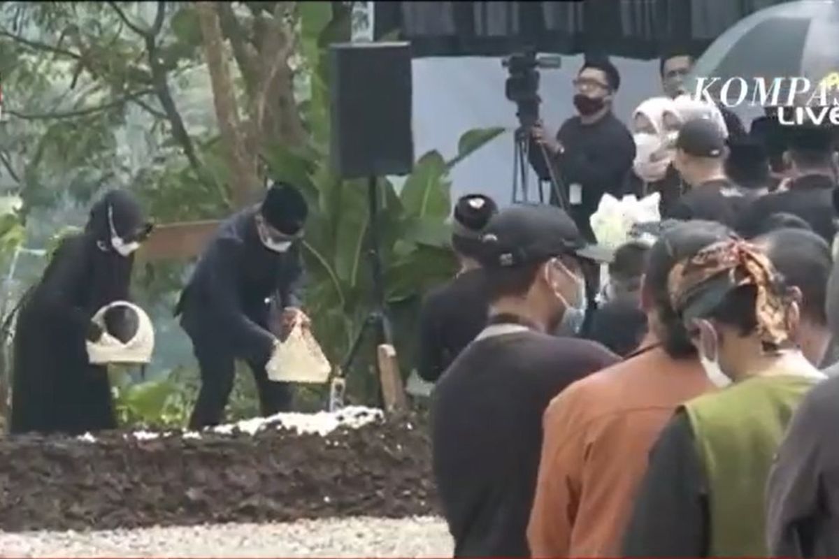 Ridwan Kamil dan Atlai tabur bunga di atas makam Eril