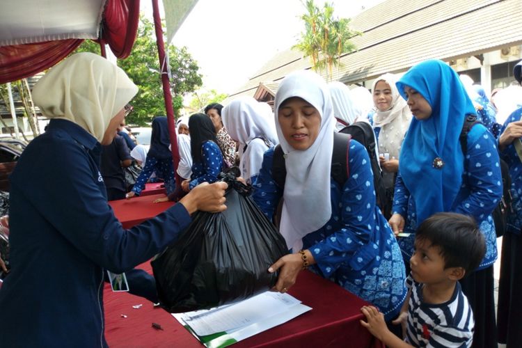 Para Guru TK PAUD menyerbu Pasar Murah bersama BPJS Ketenagakerjaan di Pendopo Rumah Dinas Bupati Semarang, Kamis (24/5/2018) siang.