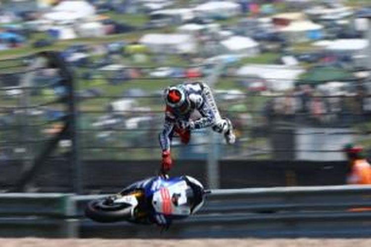 Pebalap Yamaha Factory Racing, Jorge Lorenzo terlempar dari motornya karena kecelakaan pada sesi latihan bebas kedua GP Jerman di Sirkuit Sachsenring, Jumat (12/7/2013).