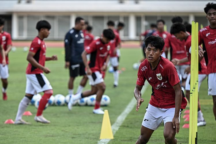 Para pemain Timnas U17 Indonesia mengikuti sesi latihan di Stadion Madya, Kompleks GBK, Senayan, Jakarta, Rabu (15/10/2025). Latihan tersebut sebagai persiapan untuk menghadapi Piala Dunia U17 di Qatar pada 3-27 November 2025. ANTARA FOTO/Fauzan/tom.