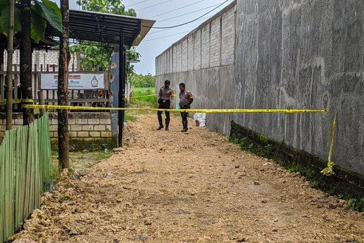Polisi berjaga di TKP pembunuhan satu anggota keluarga di Padepokan Seni Ongkojoyo, Desa Turusgede, Kecamatan Rembang, Kamis (4/2/2021). (Tribun Jateng/Mazka Hauzan Naufal)