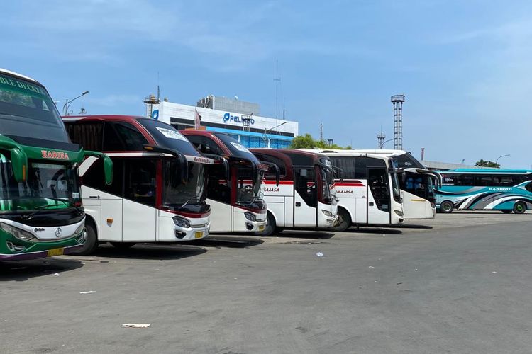 Terminal Tanjung Priok, Jakarta Utara menjadi tempat pemberangkatan penumpang antar kota antar provinsi (AKAP). Pada Senin (12/12/2022) terminal masih tampak sepi menjelang libur Natal 2022 dan Tahun Baru 2023. 