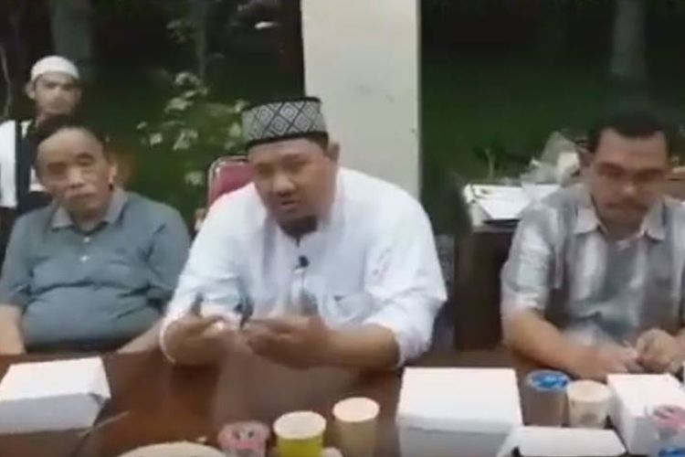 Ketua Gerakan Nasional Pengawal Fatwa (GNPF) Ulama Bogor Raya Iyus Khaerunnas ditangkap polisi pada Jumat (17/5/2019) oleh anggota dari Kepolisian Resor Bogor Kota.