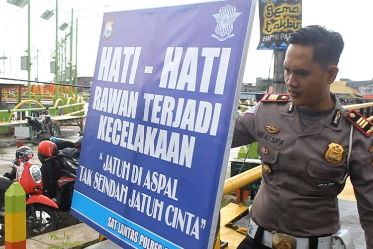 Setelah kecelakaan yang menewaskan satu keluarga, polisi menyetop bus yang melintas dan memberikan imbauan kepada sopir satu per satu.