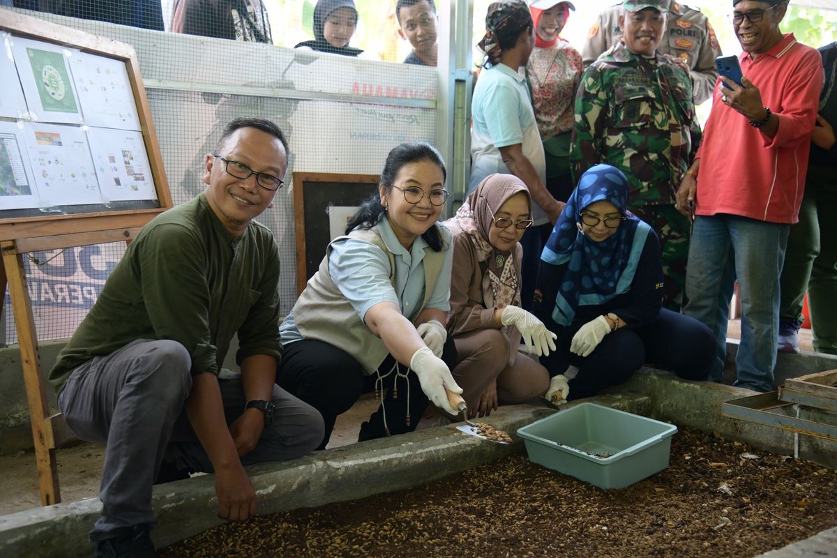 Wali Kota Semarang Agustina Wilujeng saat menghadiri panen perdana budi daya maggot di Kelurahan Jabungan, Kecamatan Banyumanik, Sabtu (13/9/2025).