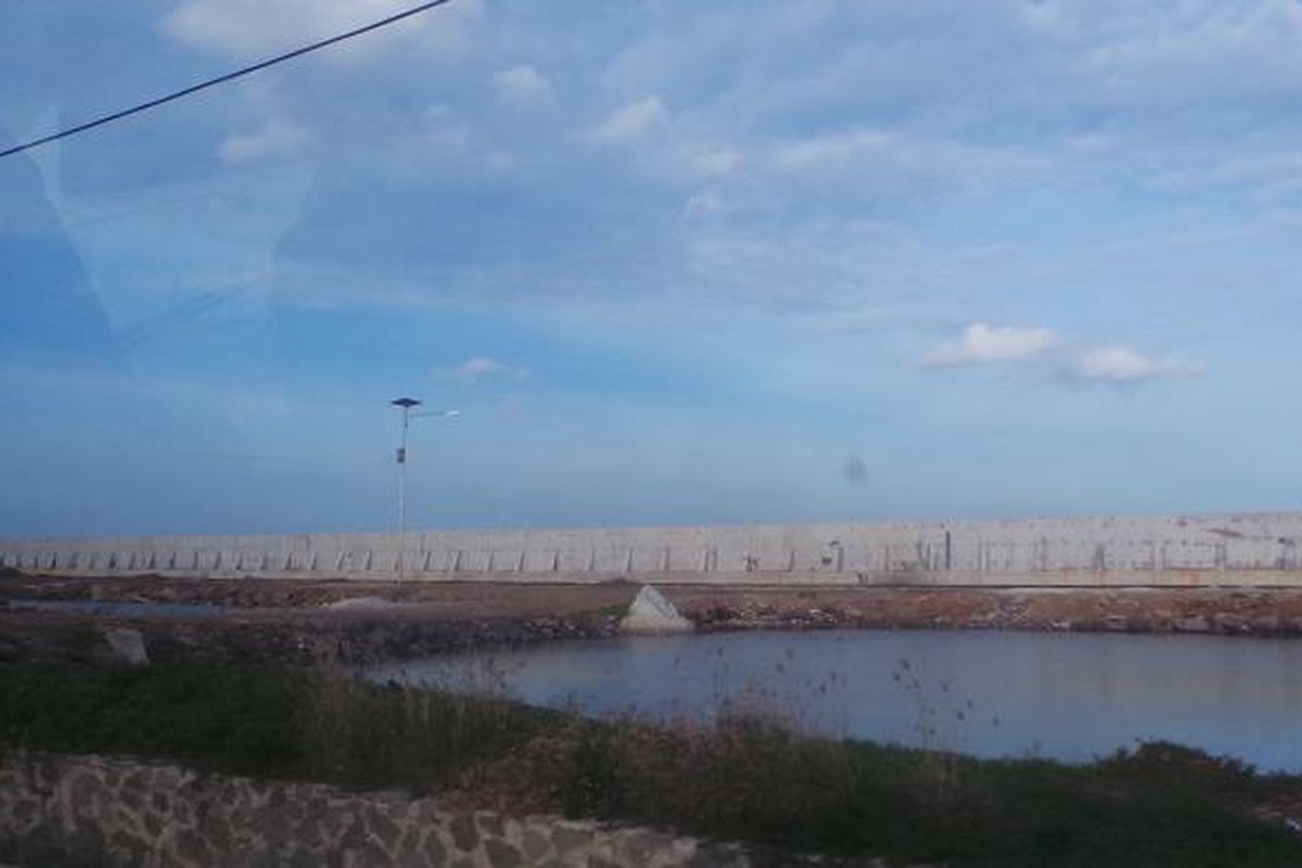 Ilustrasi tanggul laut atau National Capital Integrated Coastal Development (NCICD) tipe A di pantai utara Jakarta. Tanggul ini untuk menanggulangi banjir rob. 