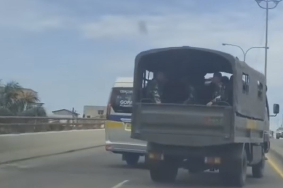 Potongan gambar video viral truk pembawa TNI diduga berselisih dengan minibus