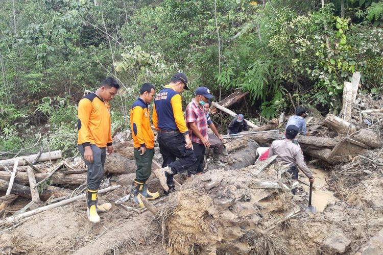 Duka Elisabeth: 13 Hari Mencari Jasad Ayah dan Abang Tertimbun Longsor