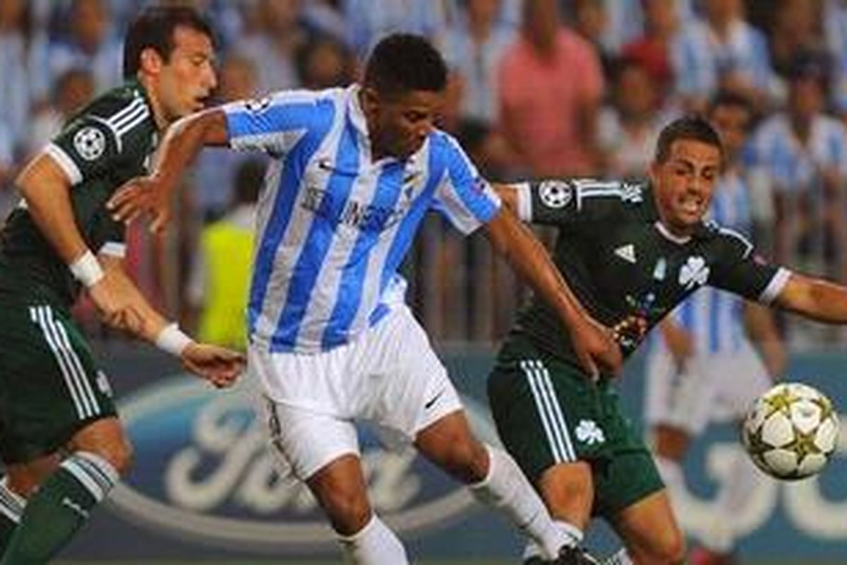 Bek Panathinaikos dari Venezuela, Jose Manuel Velazquez (kiri) dan gelandang Victor Vitolo (kanan), membayangi pergerakan gelandang Malaga dari Portugal, Eliseu (tengah), dalam laga perdana playoff Kualifikasi III Liga Champions 2012/13 di Stadion La Rosaleda, Rabu (22/8/2012). Malaga menang 2-0. 
