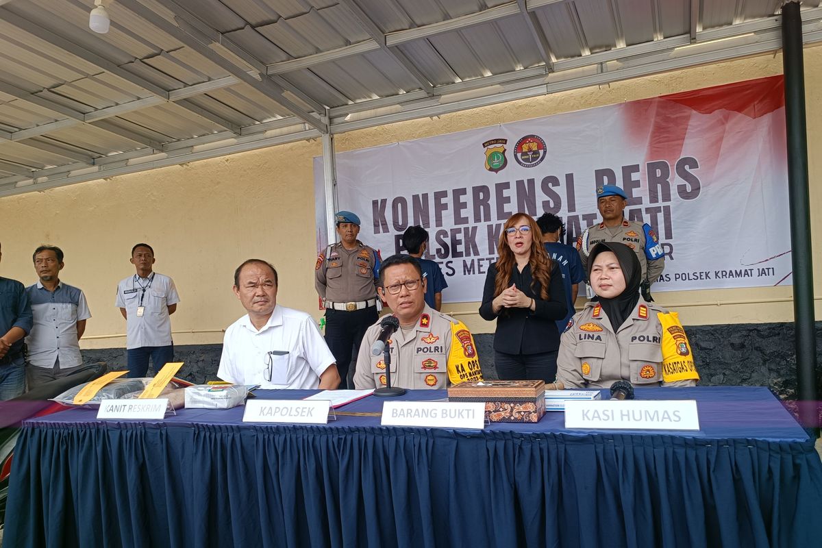 Pengungkapan kasus penjambretan HP bocah berinisial ACL (13) di Polsek Kramatjati, Jakarta Timur, Selasa (21/11/2023).