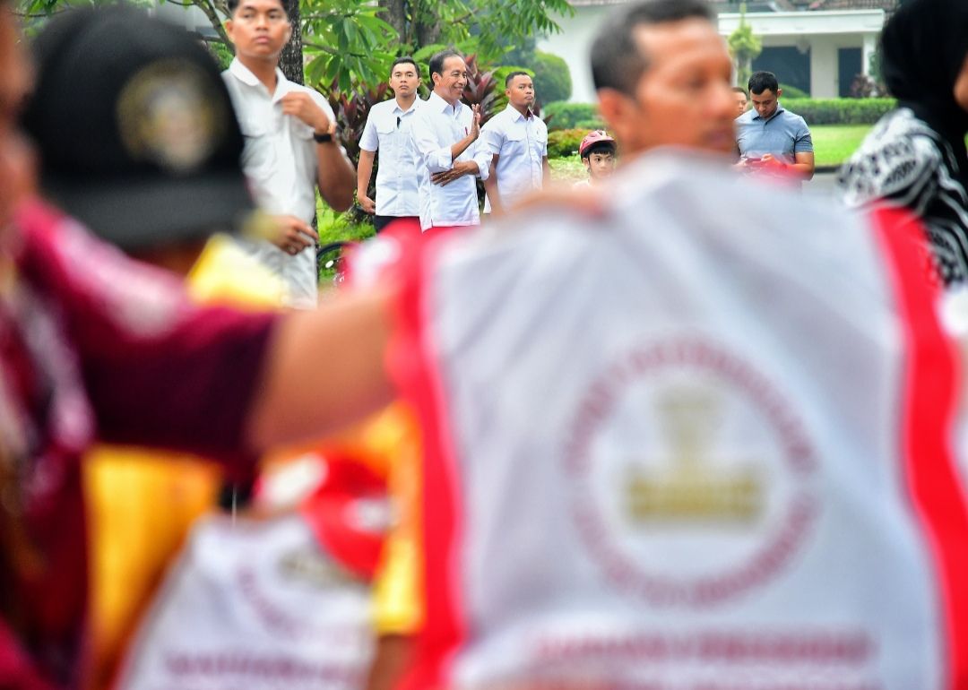 Jokowi Bagikan Sembako di Yogyakarta Saat PDI-P Gelar Rakernas di Jakarta