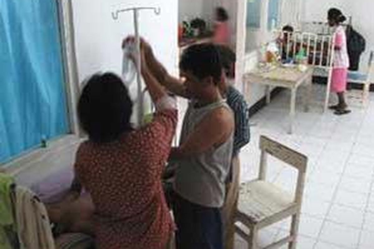 Pasien diare mendapat perawatan di lorong-lorong rumah sakit di Manokwari, Papua Barat.
