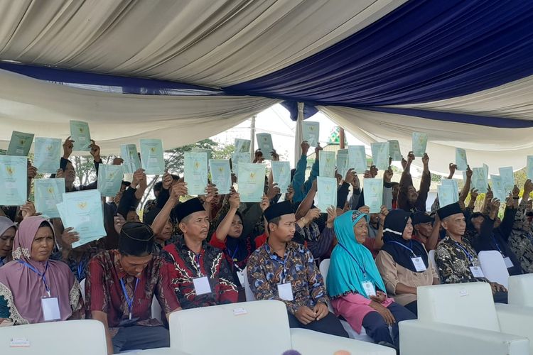 Penyerahan sertifikat tanah kepada warga Kabupaten Lampung Utara, Provinsi Lampung.