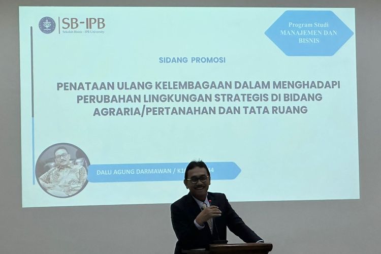 Dirjen Penataan Agraria Kementerian ATR/BPN Dalu Agung Darmawan menjalani sidang promosi Doktor (S3) di Sekolah Bisnis (SB) - IPB University pada Rabu (27/9/2023).