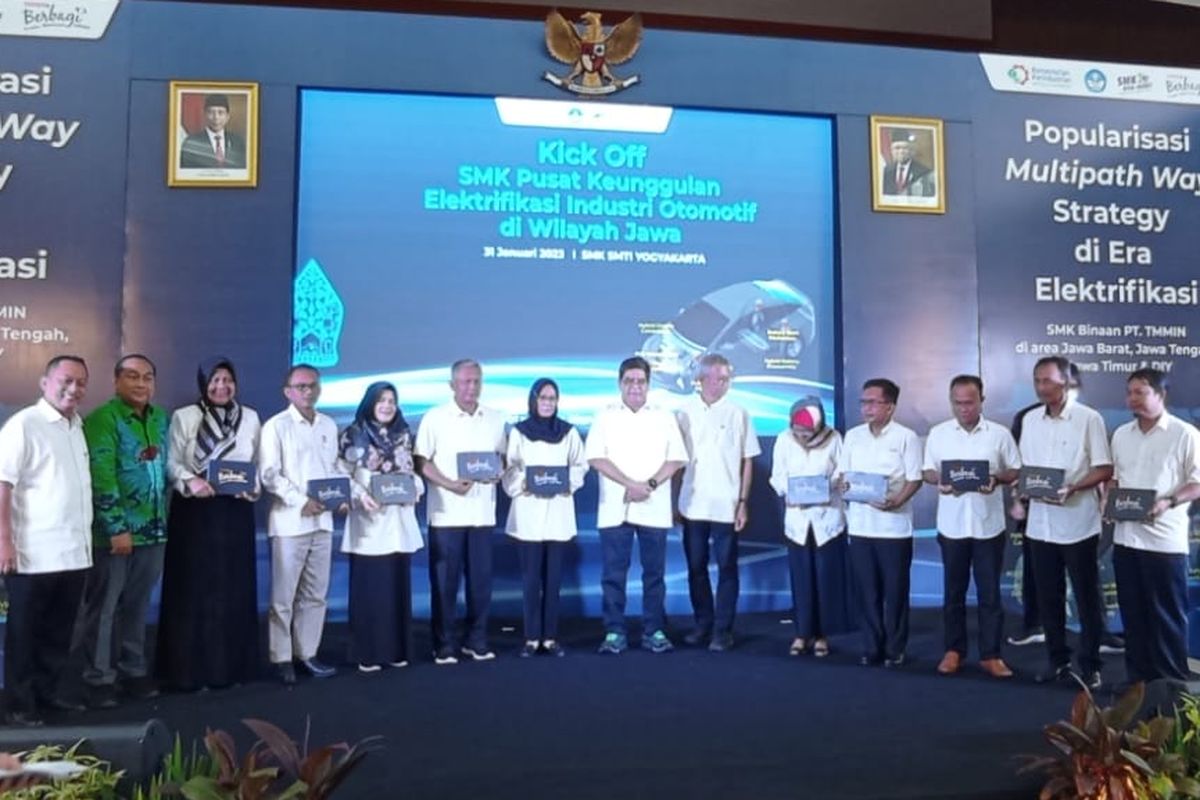 Penyerahan media pembelajaran dalam bentuk tablet dari Toyota ke 10 SMK 