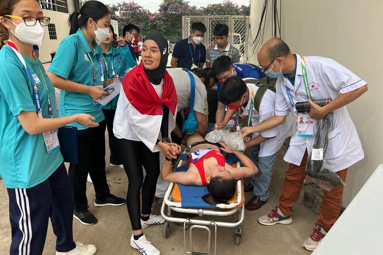 Agustina Manik Mardika yang menangis melihat salah satu lawan tandingnya terkapar di atas tandu seusai pertandingan final lari 800 meter putri SEA Games 2021 yang berlangsung di Stadion My Dinh, Vietnam, Senin (16/5/2021) sore WIB.